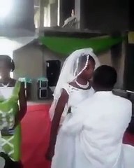 Tras haber dado el Si ante Dios la novia se niega rotundamente a besar a su esposo