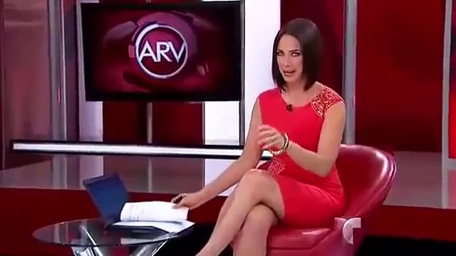 Famoso Presentador Daniel Sarcos Hace estremecer Las Redes Cuando Le dio Tremendo Beso en pleno programa.