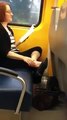 Una donna sul treno sta leggendo un libro... mentre si mangia letteralmente un piede!