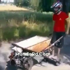 Hombre convierte una carretilla en un motor de alta velocidad