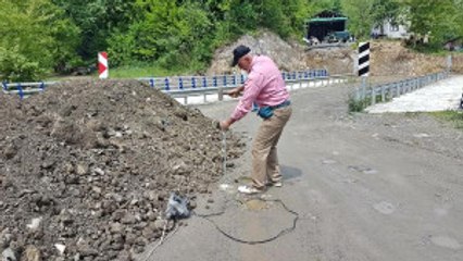 Köprüye Giden Yola İki Kamyon Toprak Dökerek Kapattı