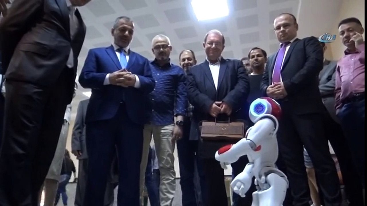 Robot  Fıkra Anlatıp, Horon Tepti Sonra Heyecandan Bayıldı