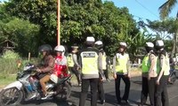 Polisi Tambal Jalan Berlubang di Jalur Rawan Kecelakaan