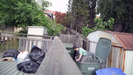 Un Enfant Se Cache Dans Une Poubelle Pour Faire Peur A Son Pere Video Dailymotion