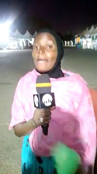 Ndeyssane! Cette Sourde-muette a tenu a présenter le journal de la RDV. Regardez ce que çà donne
