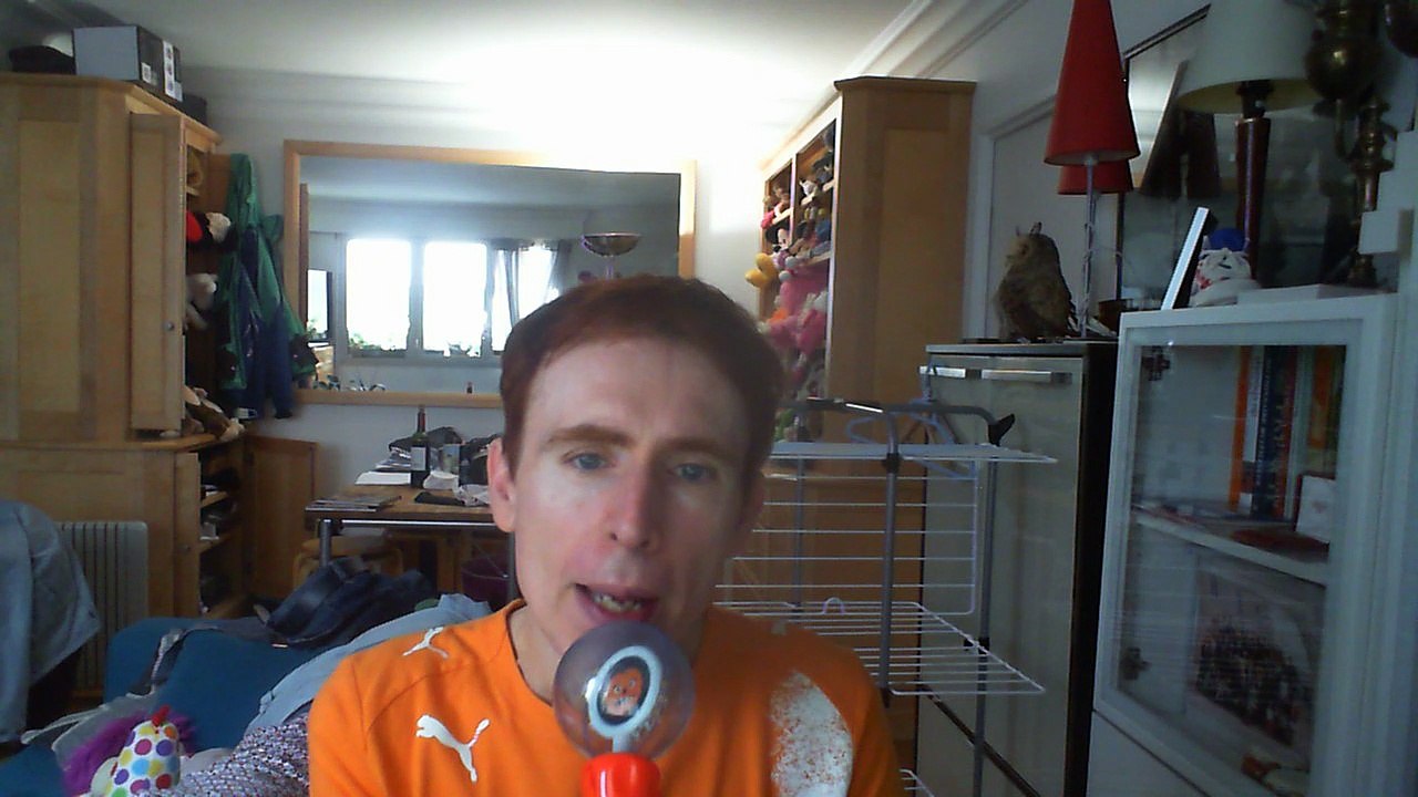 Wiwi égratigne "la loi du marché" de Cyril Mokaiesh & Bernard Lavilliers