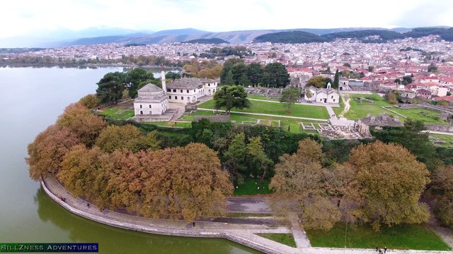 Η όμορφη πόλη των Ιωαννίνων απο ψηλά αλη πασας νησί λίμνη παμβώτιδα πανεμορφα Γιάννενα