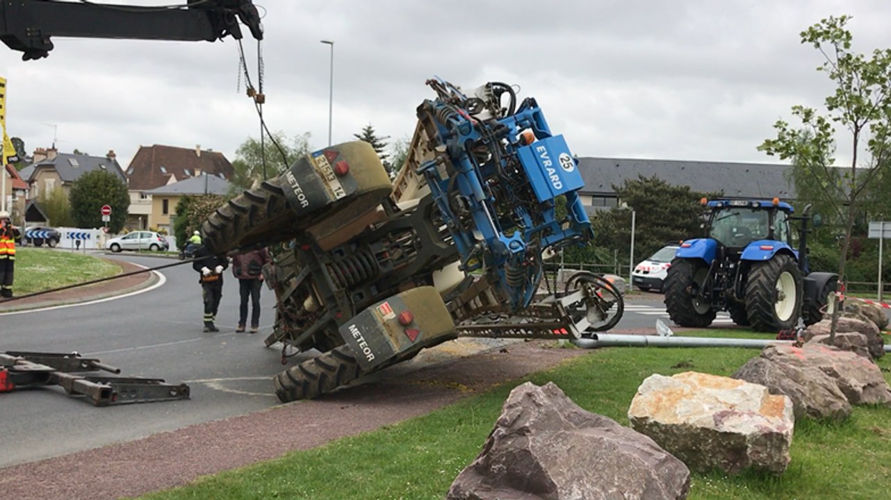 Une citerne agricole renversée au rond-point du Zénith