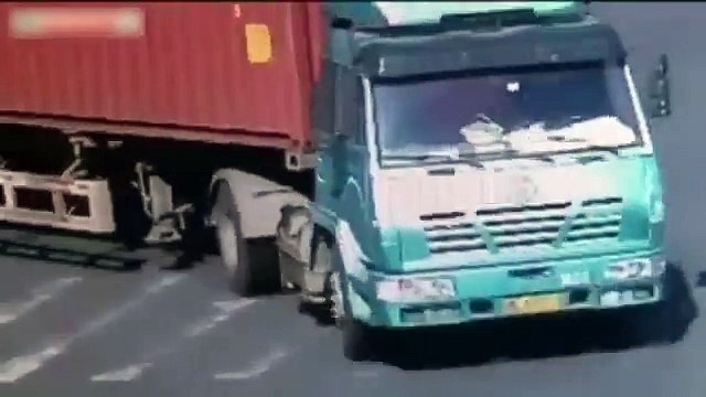 Un camion lo prende in pieno! Il salvataggio è da film di fantascienza!