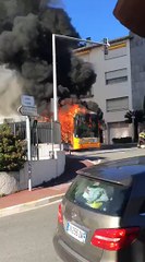 Un bus et deux voitures prennent feu et provoquent un important panache de fumée noire à Nice