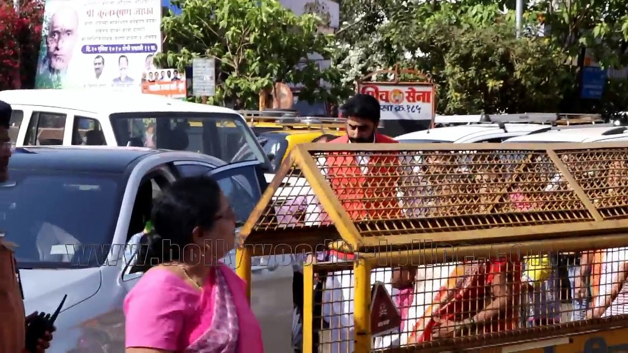 Aishwarya & Abhishek Visit Siddhivinayak Temple on 10th Wedding Anniversary 2017