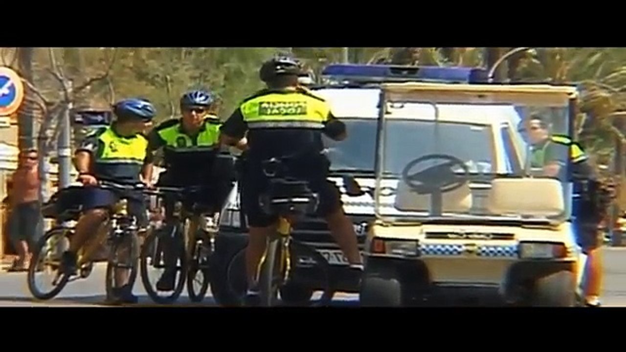 En Voyant Son Bikini Trop Osé, La Police Arrête Cette Femme!