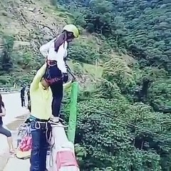 Sauter à l’élastique avec un élastique trop long