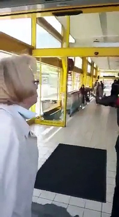 Une vieille dame pro Marine Le Pen insulte le vigile d’un supermarché