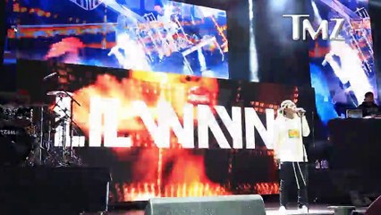 Sospechoso subio al escenario de Lil wayne y le entran a patadas