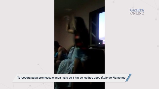 Torcedora do Flamengo paga promessa de antar de joelhos