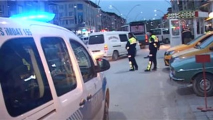 Iki Grup Arasında Kavga: 1'i Polis 2 Yaralı