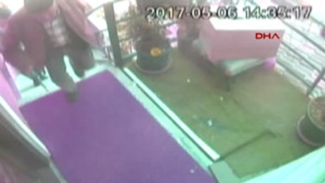 Yardım Etme Bahanesiyle Girdikleri Yaşlı Çiftin Evini Soyan Iki Kişi Kamerada