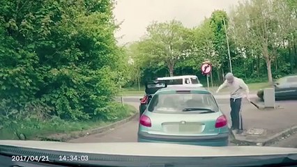 Il frappe sur une voiture avec une batte de baseball, mais il va sévèrement le regretter!