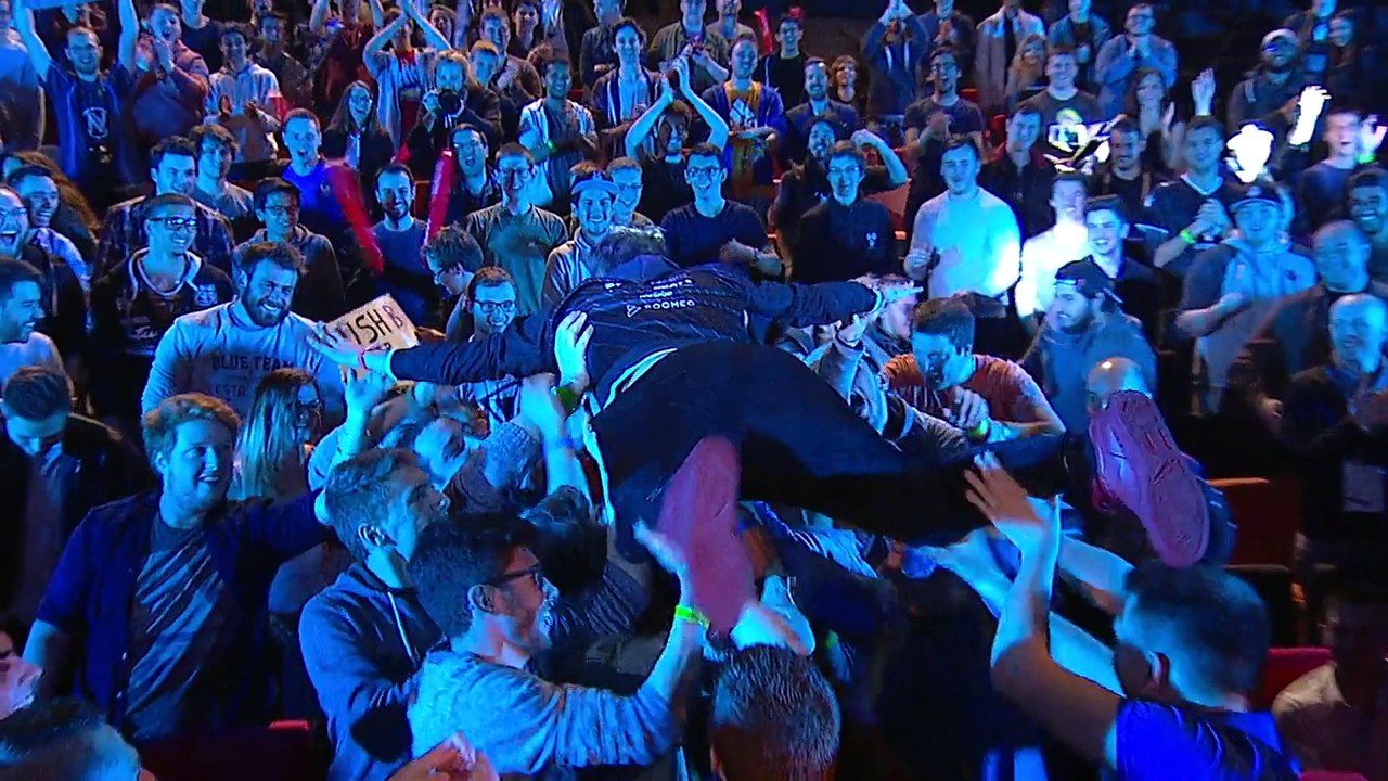 CSGO: kennyS surfing the crowd