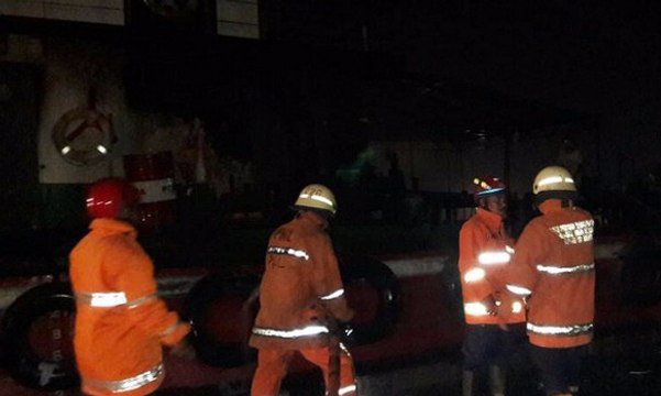Kapal Ikan di Dermaga Penjaringan Terbakar