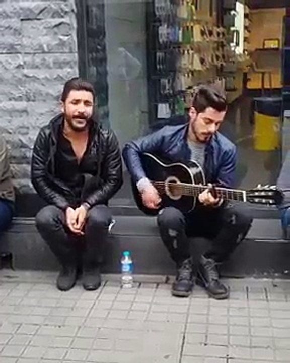 En iyi SOKAK MÜZİSYENLERİ KÜRTÇE Güzel bir yorum 2017 taksim Amatör Türkü şarkı