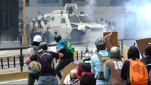 Venezuela protesters and police clash in Caracas