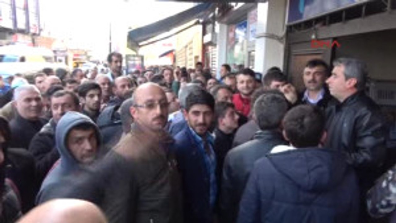 Rize Işkur Önünde Mevsimlik Iş Başvurusu Izdihamı