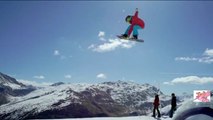 NIÑO HACE ACROBACIAS EN LA NIEVE