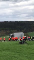 Crash-test d'un camion sur une barrière anti-terroriste... Impressionnant
