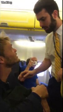 T'es dans un avion Ecossais, tu dois jouer une chanson écossaise... Trop drole!