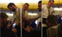 Un homme a pris son accordéon dans l'avion et il est forcé d'y jouer !