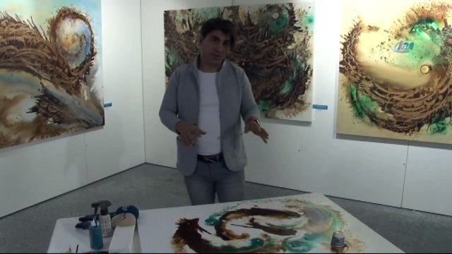 Dünyaca Ünlü Ressam Kahveden Resim Yapıyor