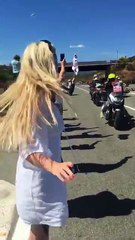 Giro: le peloton frôle une chute collective à cause d'une playmate...