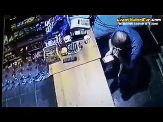 Markete Gelen Kadın Müşteriyi Görünce Değişik Şekiller Yapan Eleman