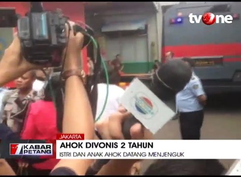Istri dan Anak Jenguk Ahok di Rutan Cipinang