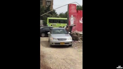 Un automobiliste énervé, défonce la voiture d'un homme qui l’empêche de sortir de chez lui