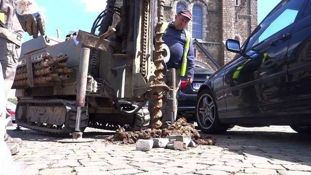 Sambreville: prise d'échantillons sur la Grand-Place d'Auvelais en vue des futurs travaux