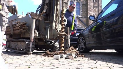 Sambreville: prise d'échantillons sur la Grand-Place d'Auvelais en vue des futurs travaux