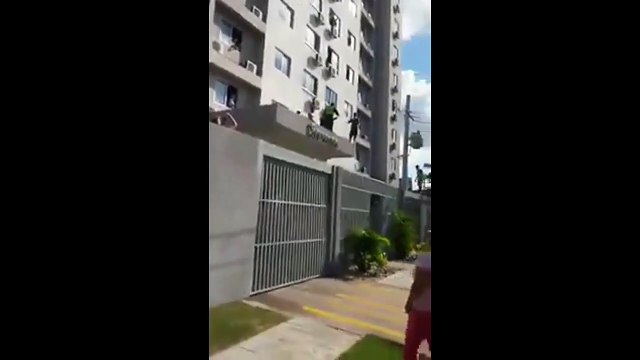 Drogué il saute du porche de son immeuble, pensant qu'il saute dans une piscine