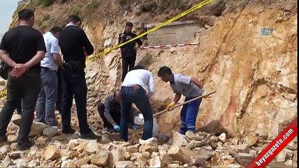 Tuzla'da yol çalışmaları sırasında yapılan kazıda tarihi lahit mezarlar bulundu