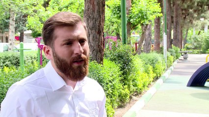 رضا برستش إيراني كاد شبهه بميسي يقوده الى السجن