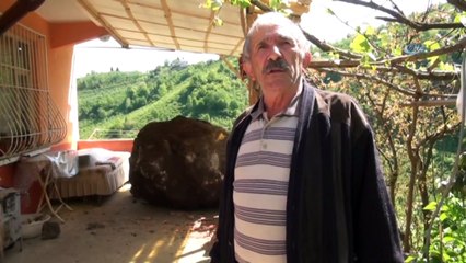 Yamaçtan Kopan Kaya Balkona Düştü