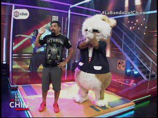 Fiorella Mendez bailando con el Cuy