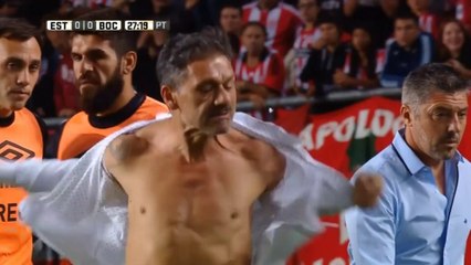 Expulsé, l'entraîneur Nelson Vivas arrache sa chemise et pète un cable  !