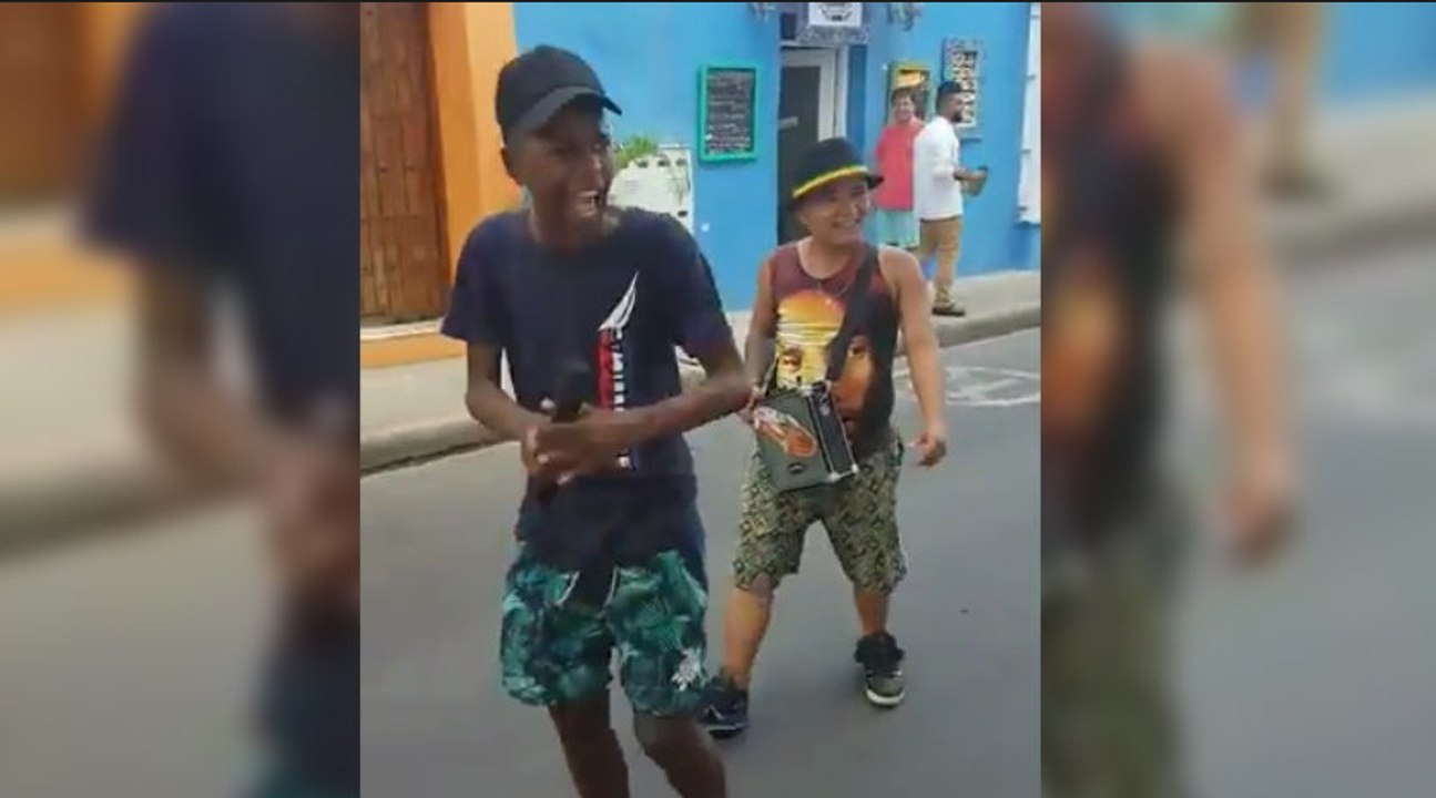 En Colombie, deux gamins rappeurs font le show dans la rue !