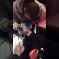 Drake haciendo tatuaje dejando volar su arte