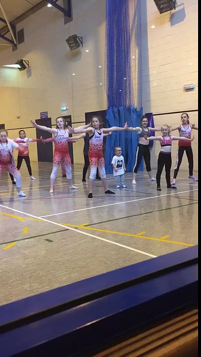 Ce petit essaye de danser avec les majorettes !!