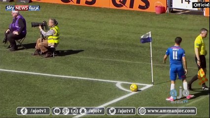شاهد.. حكم مباراة -يطرد- مساعده