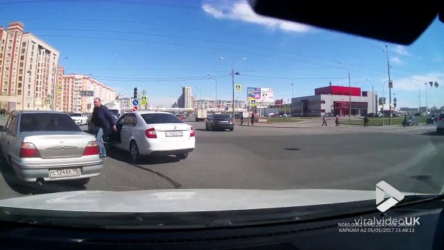 Ce fou explose un rétroviseur d'un coup de pied.. ROAD RAGE